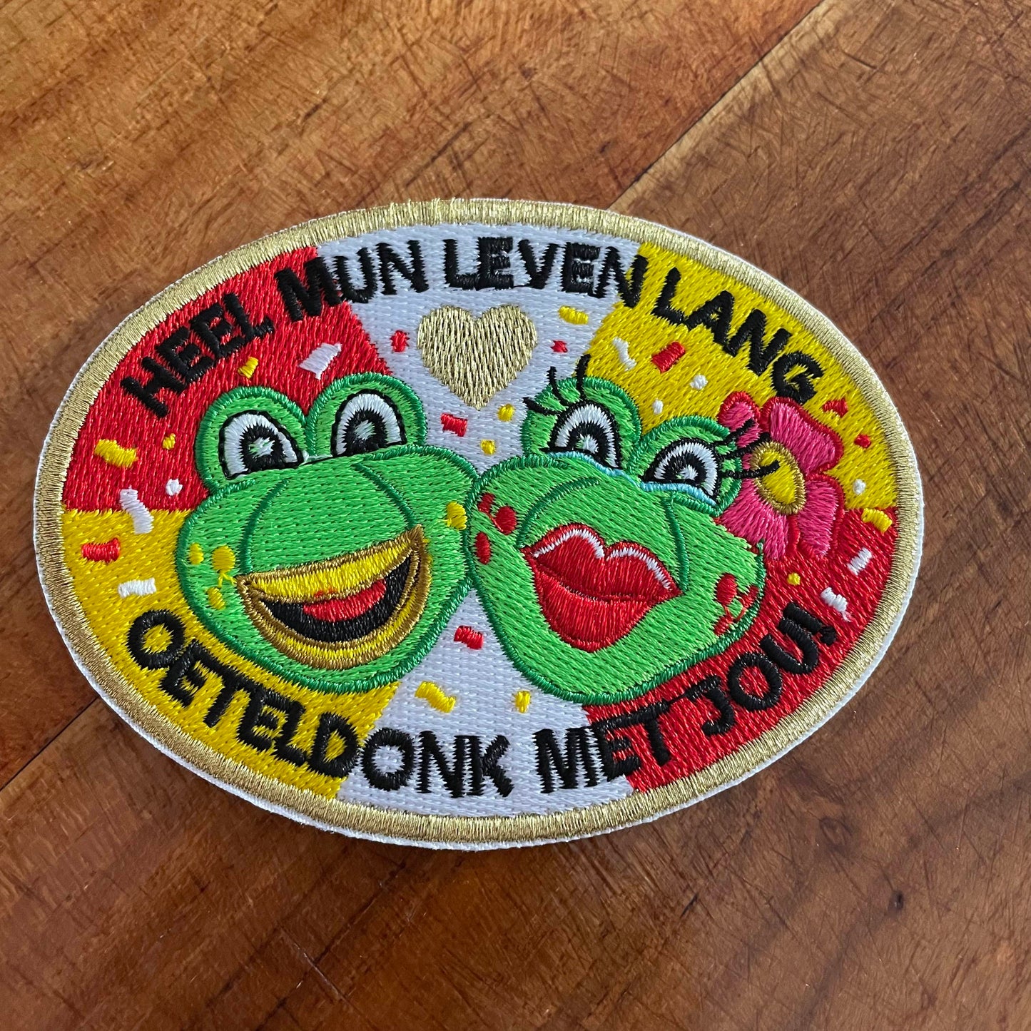 EMBLEEM: OETELDONK MET JOU - ROOD WIT GEEL