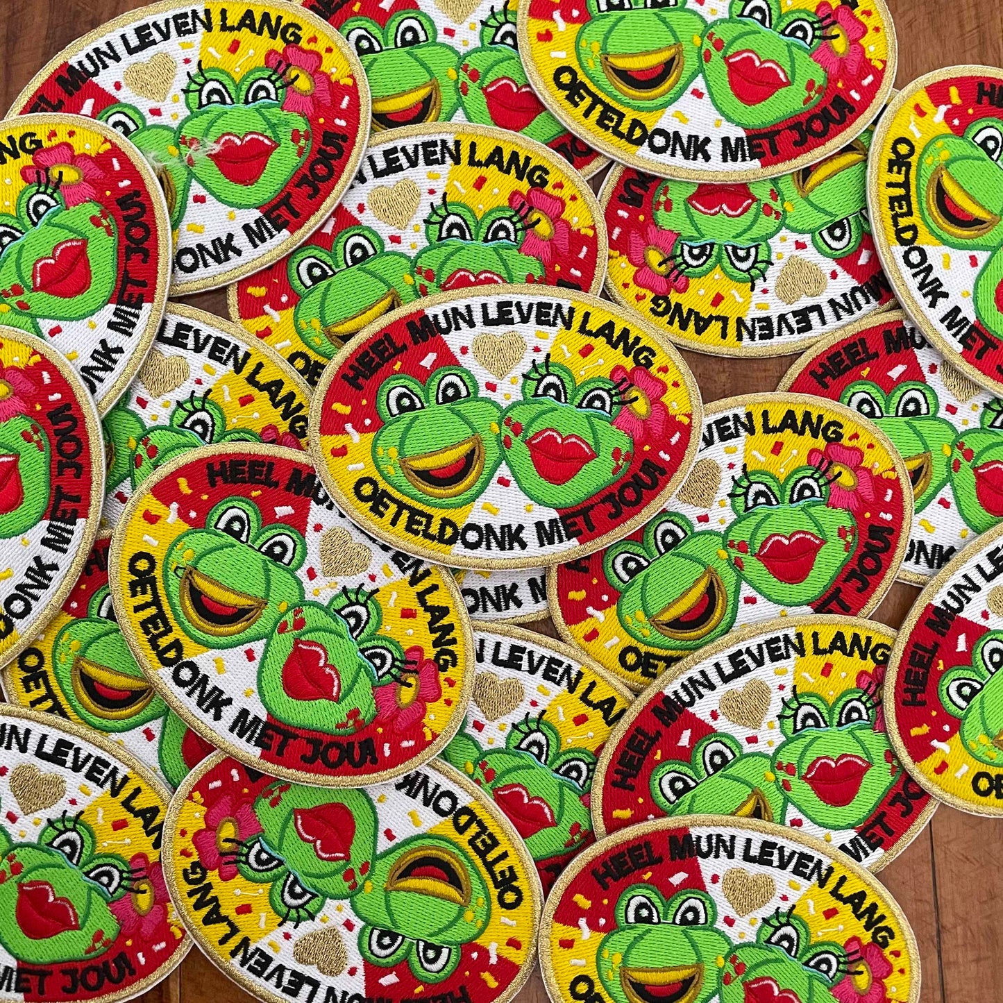 EMBLEEM: OETELDONK MET JOU - ROOD WIT GEEL